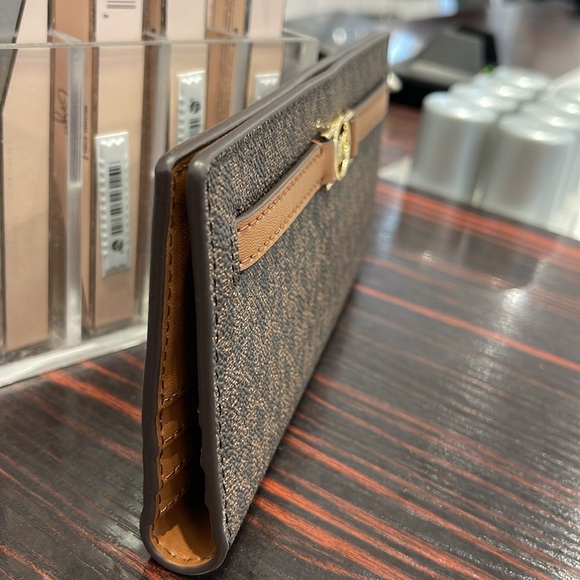 Michael Kors Reed Large Bifold Signature Snap Wallet Card Case 
Brown 
NWT - Picture 4 of 16